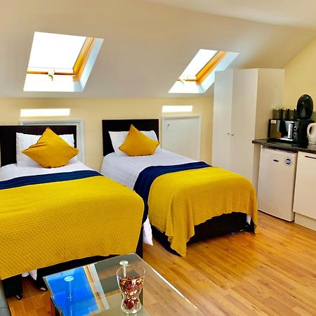 London Studio Apartments, Private Bathroom, Kitchenette, Parking, Np7 Exteriör bild
