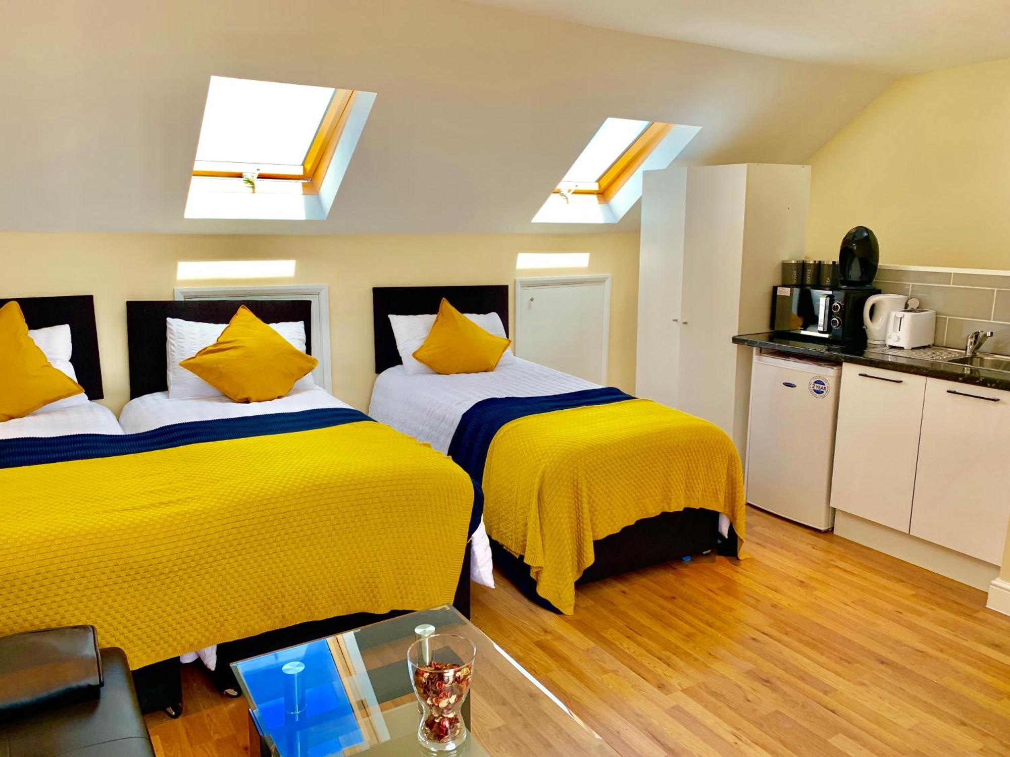 London Studio Apartments, Private Bathroom, Kitchenette, Parking, Np7 Exteriör bild