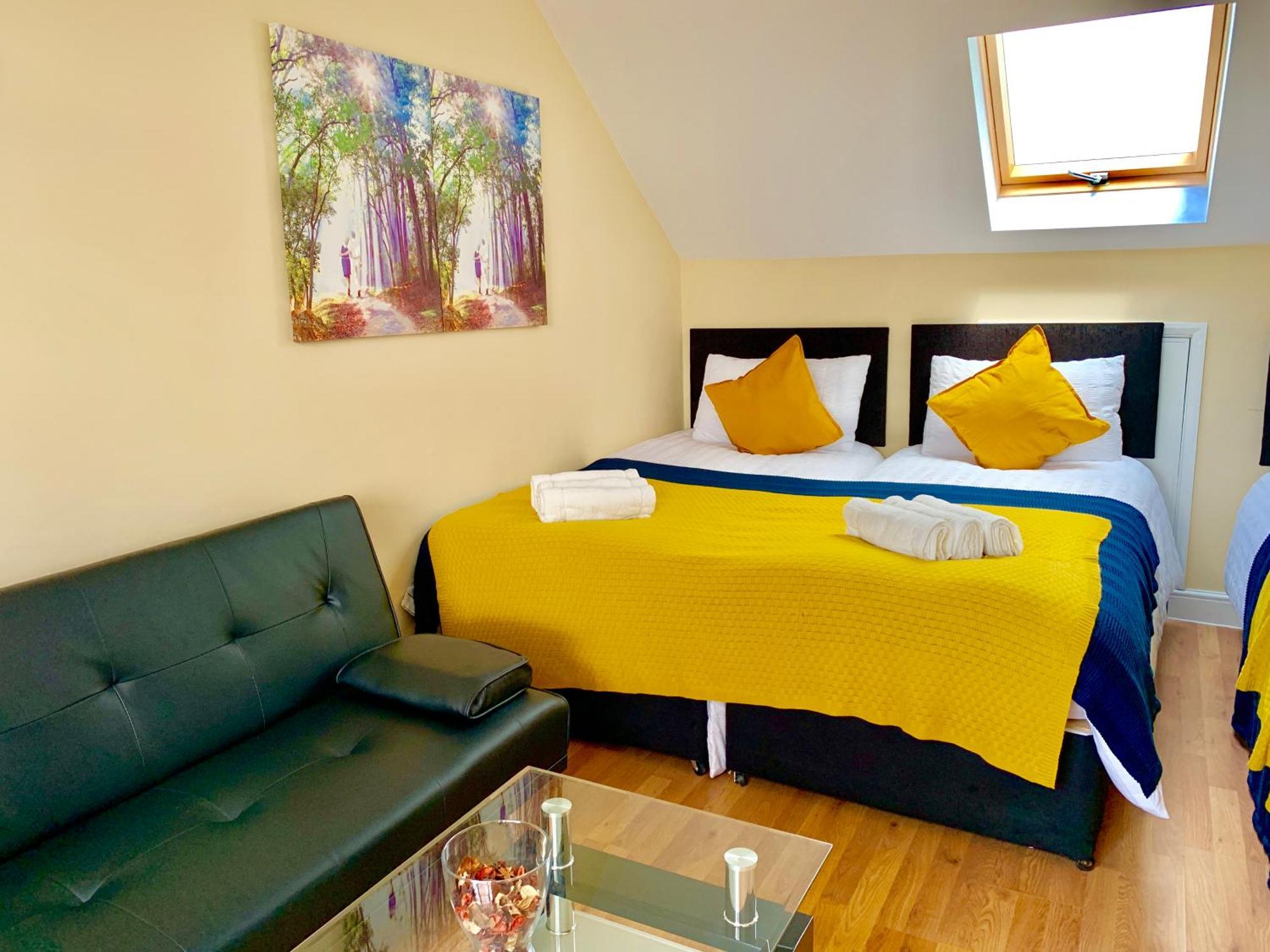 London Studio Apartments, Private Bathroom, Kitchenette, Parking, Np7 Exteriör bild