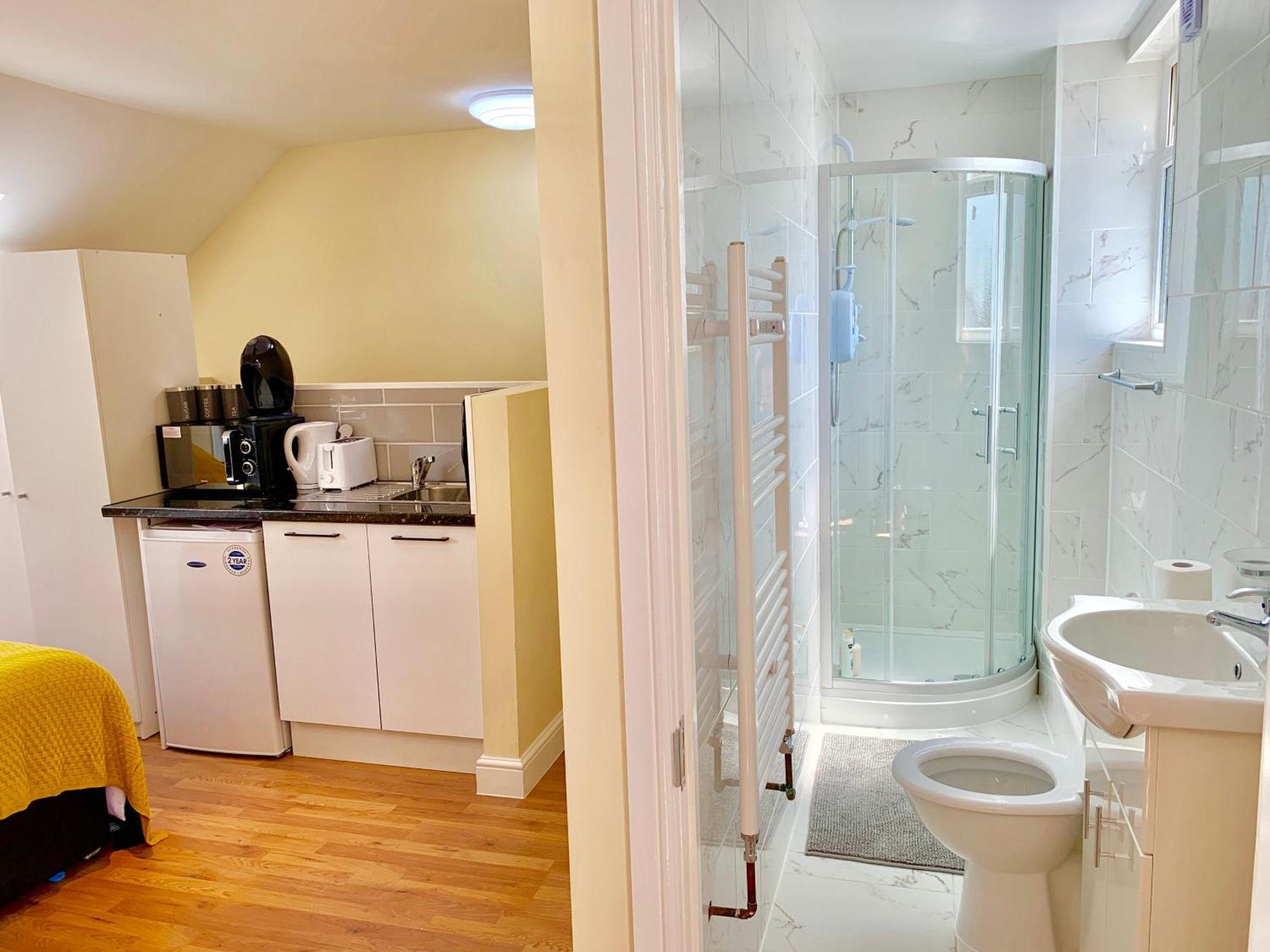 London Studio Apartments, Private Bathroom, Kitchenette, Parking, Np7 Exteriör bild