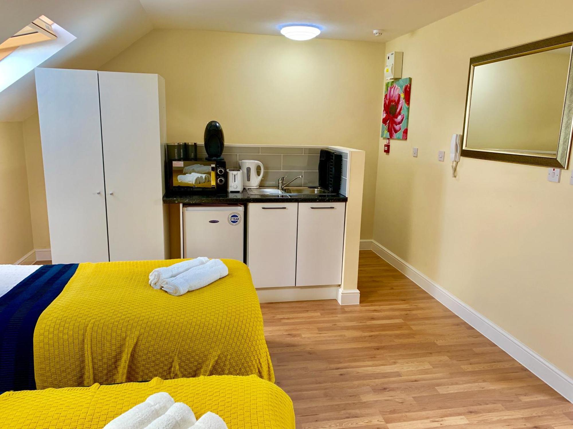 London Studio Apartments, Private Bathroom, Kitchenette, Parking, Np7 Exteriör bild