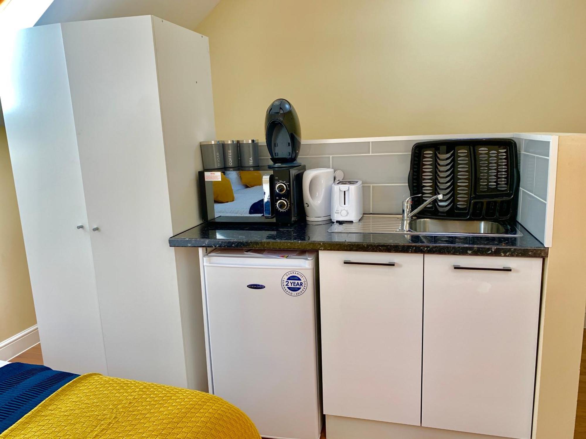 London Studio Apartments, Private Bathroom, Kitchenette, Parking, Np7 Exteriör bild