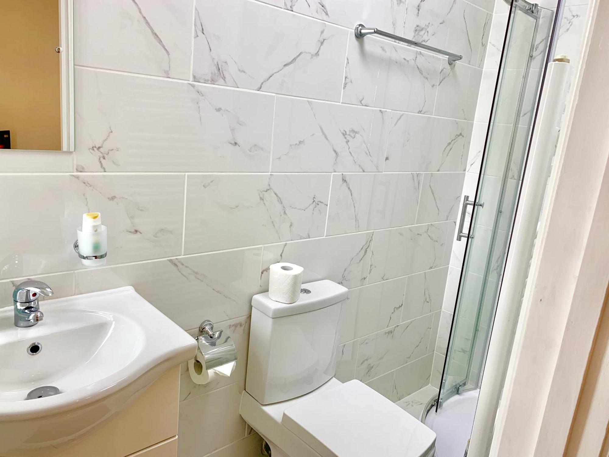 London Studio Apartments, Private Bathroom, Kitchenette, Parking, Np7 Exteriör bild