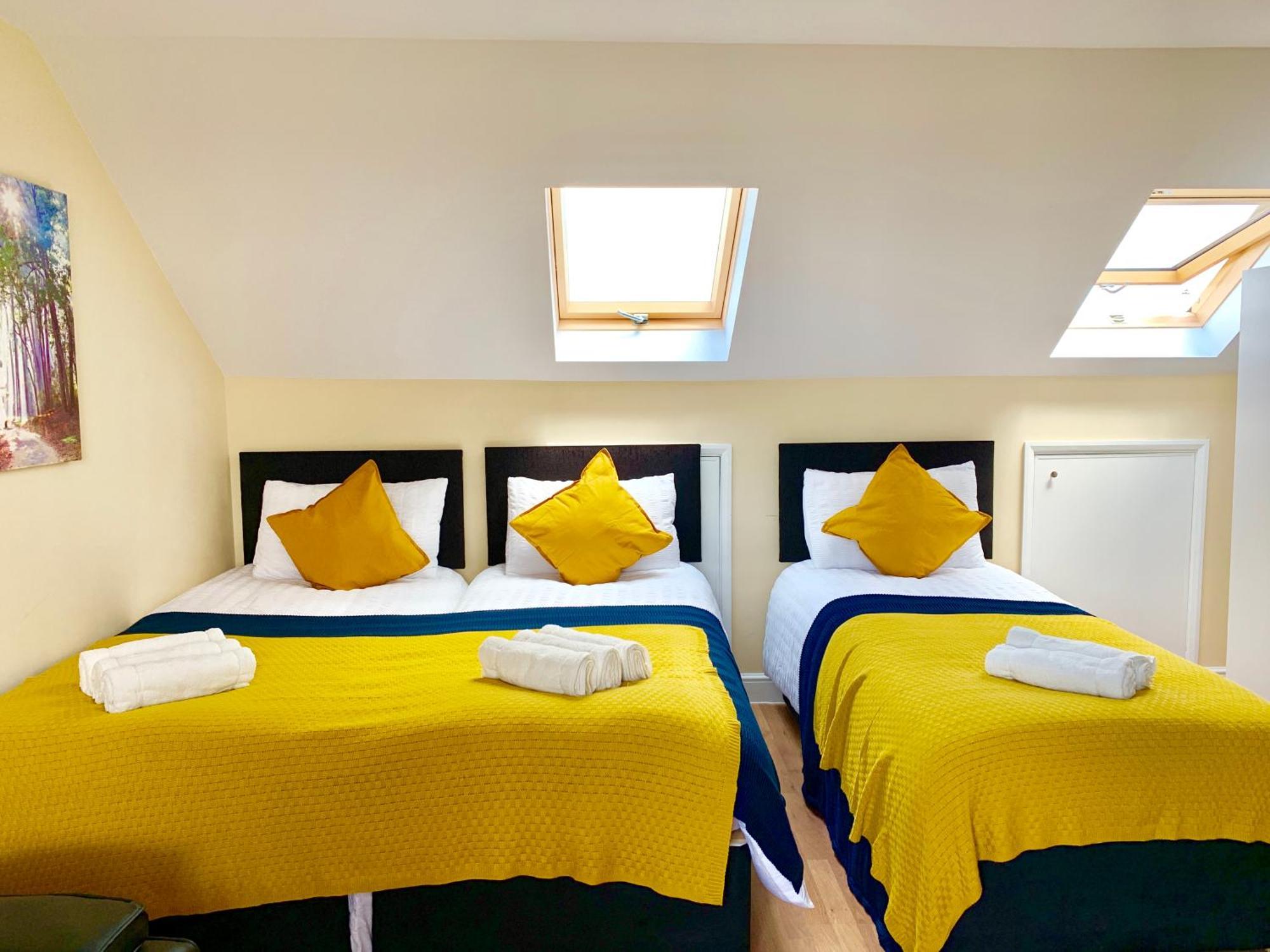 London Studio Apartments, Private Bathroom, Kitchenette, Parking, Np7 Exteriör bild